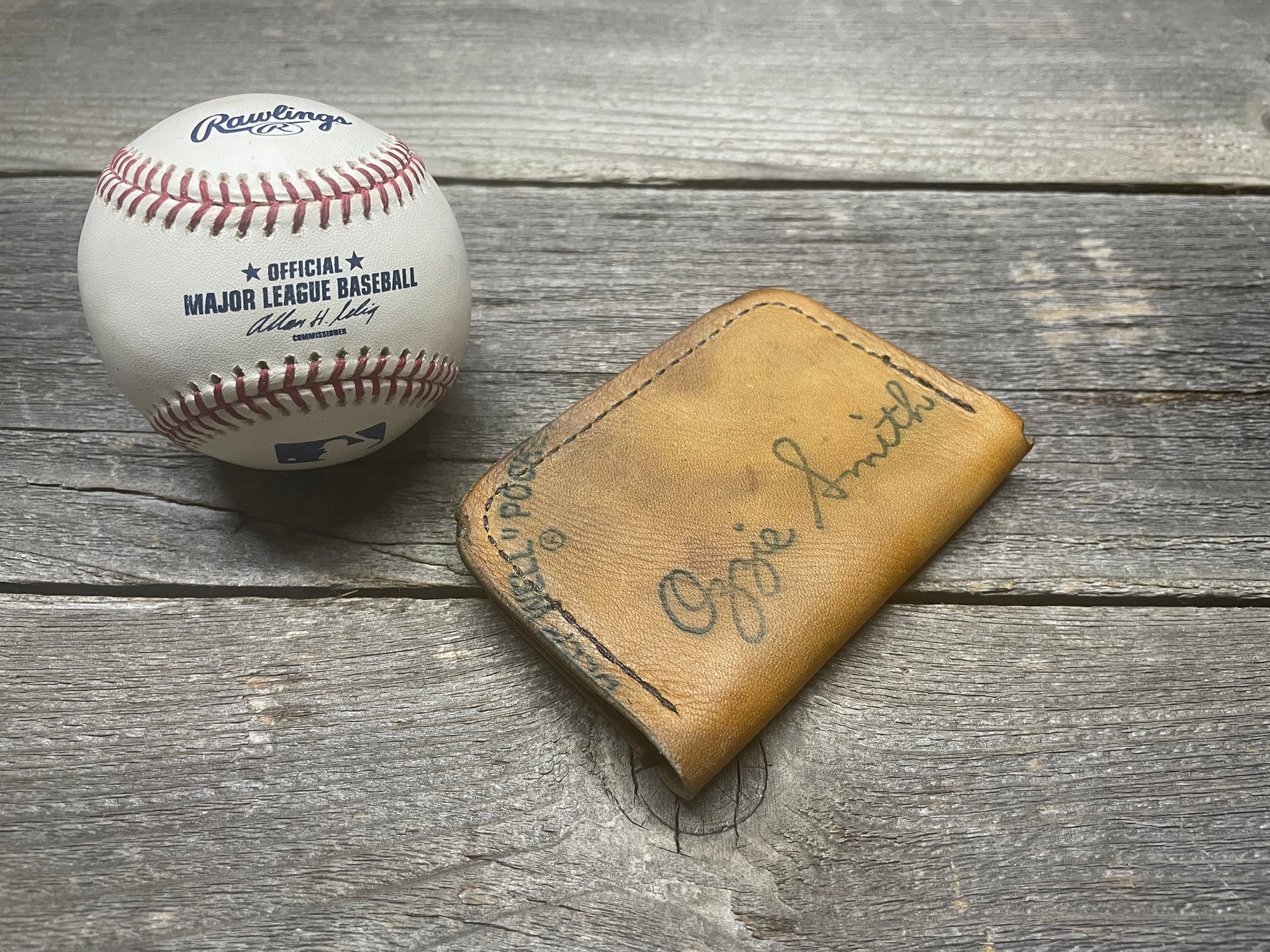 Vintage Rawlings Ozzie Smith Baseball Glove Wallet!!!