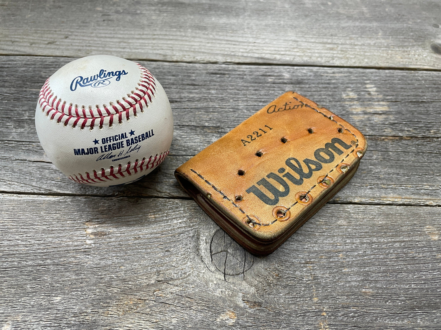 Wilson George Brett Baseball Glove Wallet!!