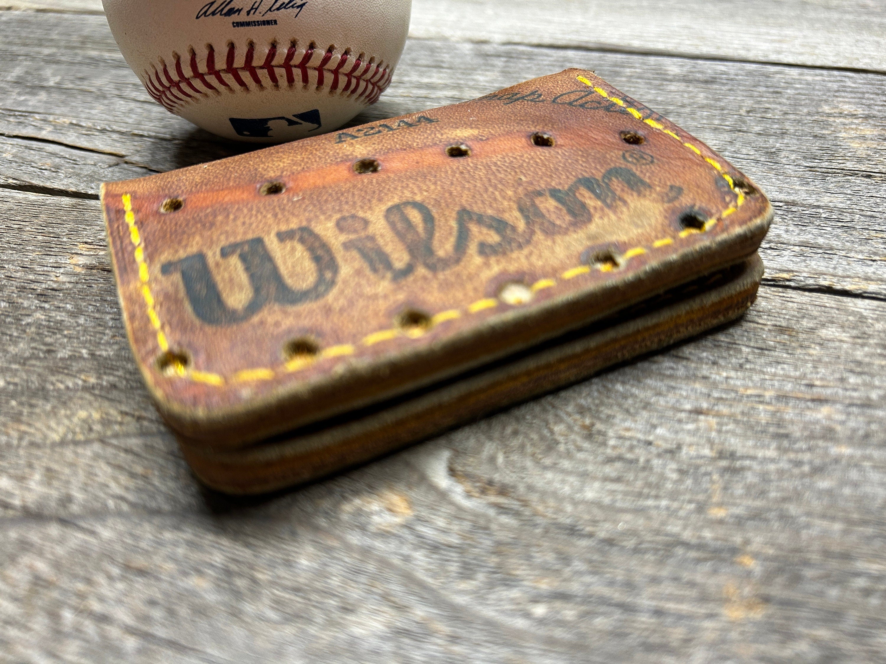 Wilson orders Dyna Grid Leather Baseball Glove Wallet