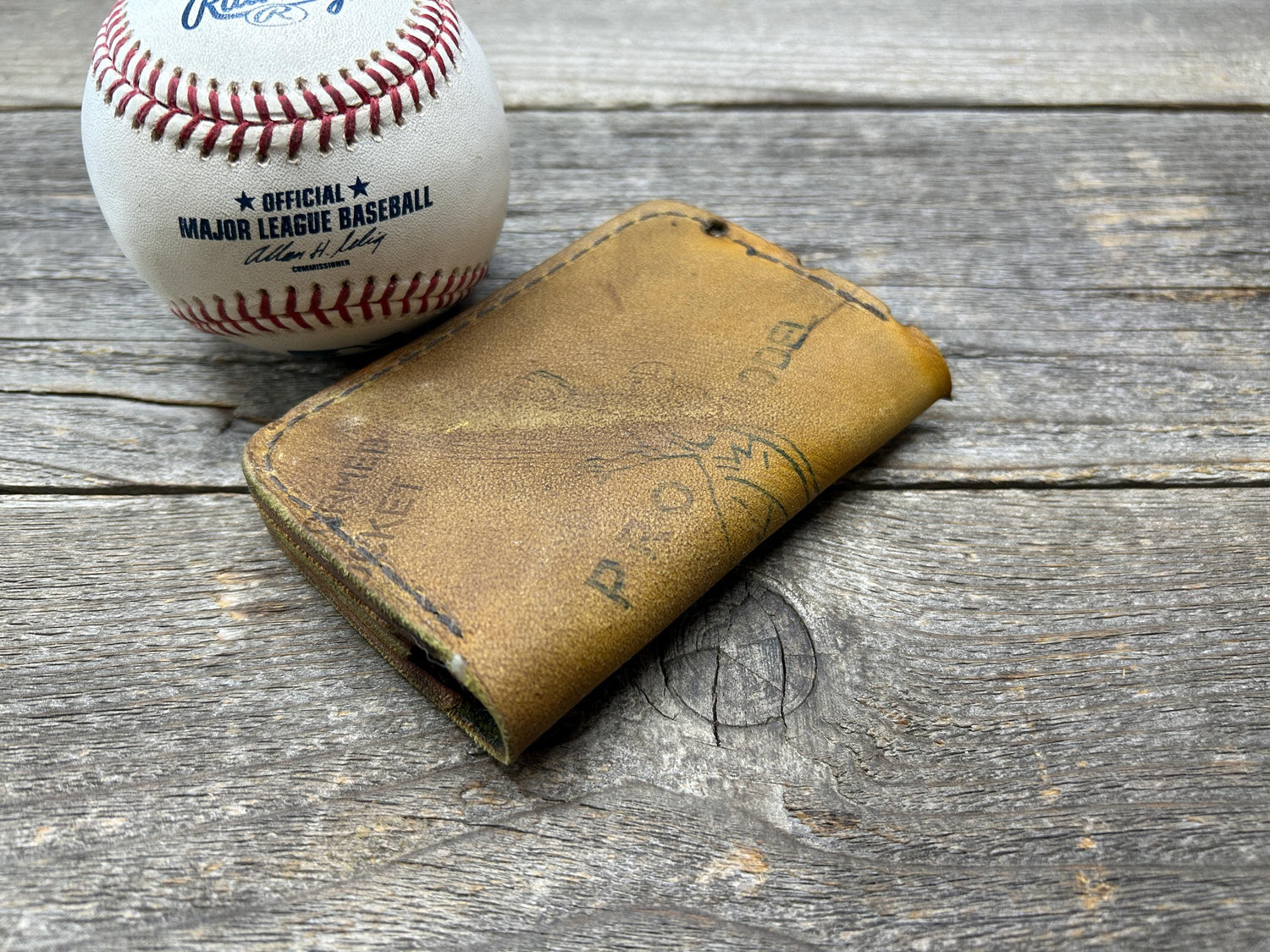 Vintage Regent Baseball Glove Wallet! See Pics! Cool baseball player jumping for a ball!