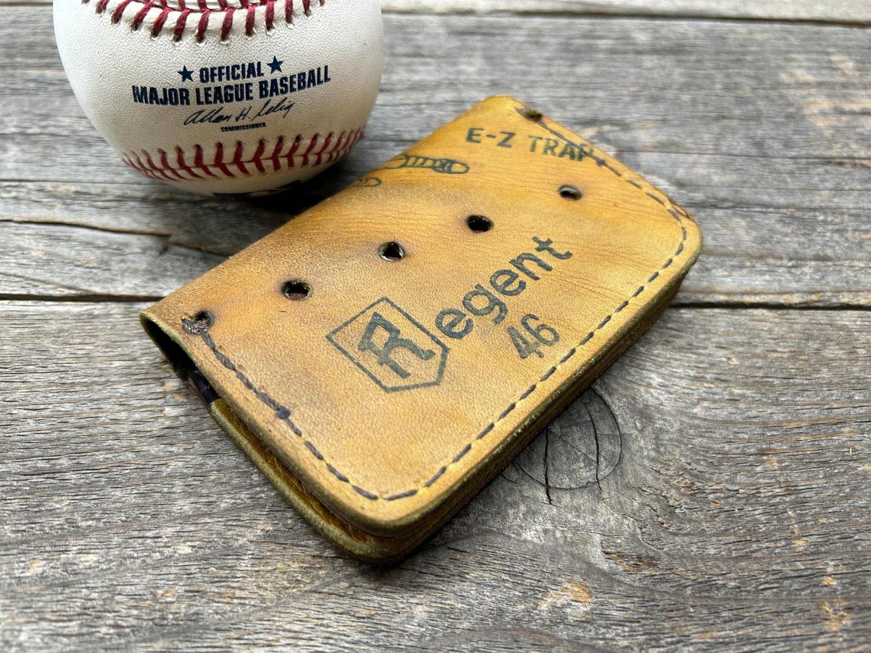 Vintage Regent Baseball Glove Wallet! See Pics! Cool baseball player jumping for a ball!