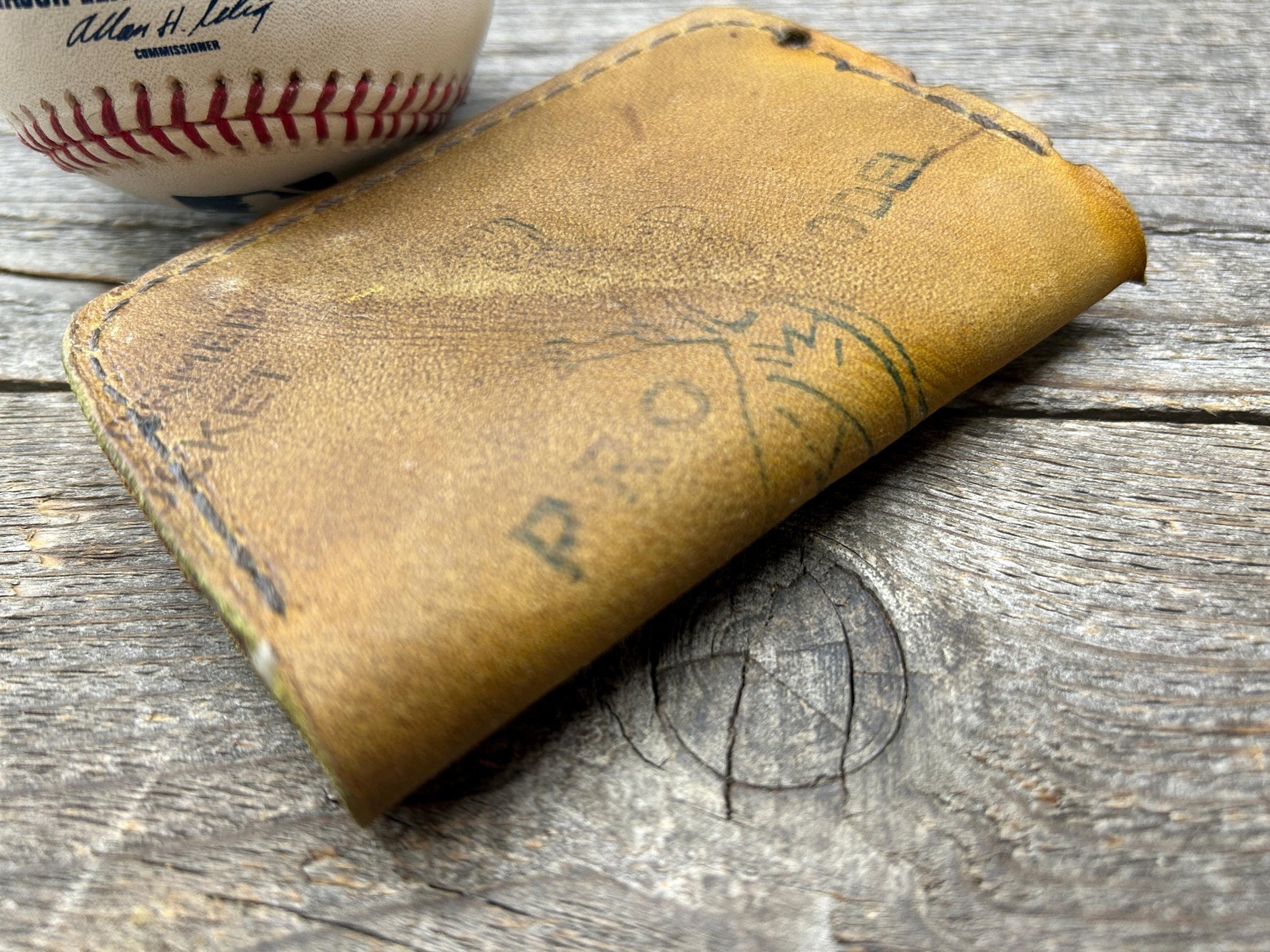 Vintage Regent Baseball Glove Wallet! See Pics! Cool baseball player jumping for a ball!